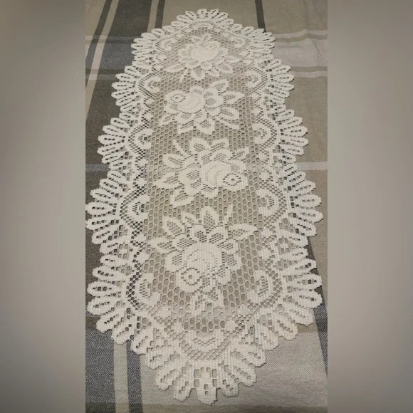Heritage Lace, Vintage Rose Table Runner, Approx 32x15”, Great Condition - Picture 8 of 11